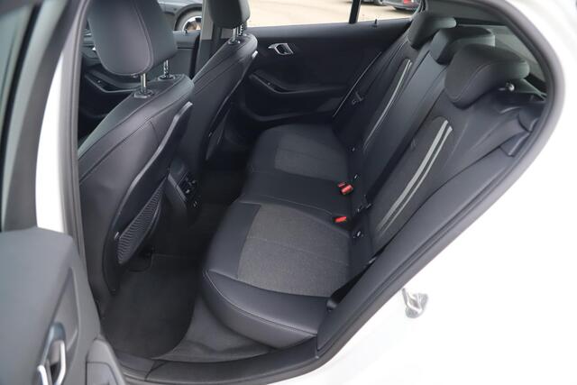 BMW 1-SERIE 116i Lesauto ! Sportstoelen Navigatie LED Carplay Android Parkeersensoren Climate Cruise Control LMV
