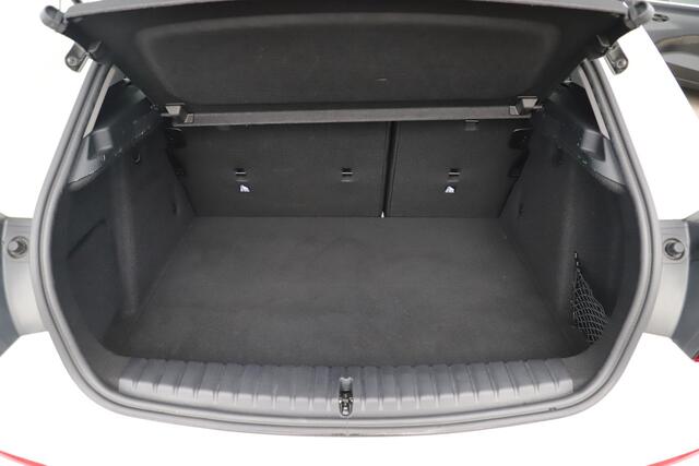BMW 1-SERIE 116i Lesauto ! Sportstoelen Navigatie LED Carplay Android Parkeersensoren Climate Cruise Control LMV