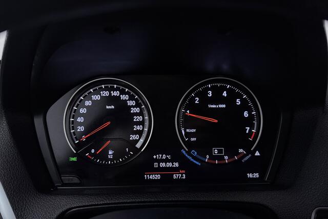 BMW 1-SERIE 118i Executive (NAVIGATIE, CAMERE, SPORTSTOELEN, PARKEERSENSOREN)