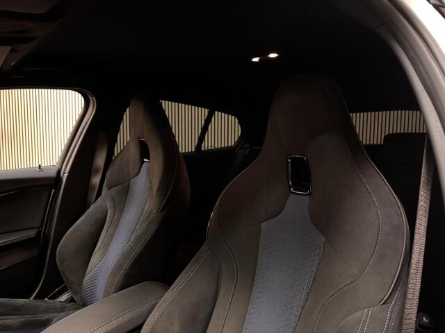 BMW 1-SERIE M135i xDrive 306pk Edition M-Sport Stoelverwarming Privacy glass 21.000km Dealeronderhouden