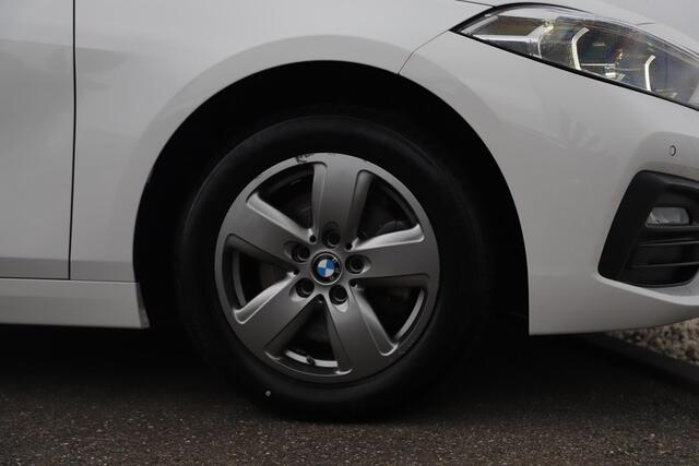 BMW 1-SERIE 116i Lesauto ! Sportstoelen Navigatie LED Carplay Android Parkeersensoren Climate Cruise Control LMV