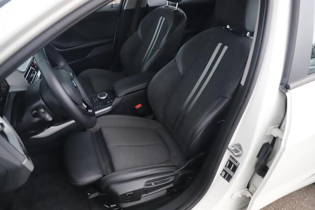 BMW 1-SERIE 116i Lesauto ! Sportstoelen Navigatie LED Carplay Android Parkeersensoren Climate Cruise Control LMV