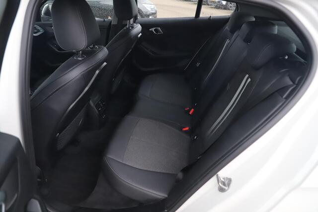 BMW 1-SERIE 116i Lesauto ! Sportstoelen Navigatie LED Carplay Android Parkeersensoren Climate Cruise Control LMV