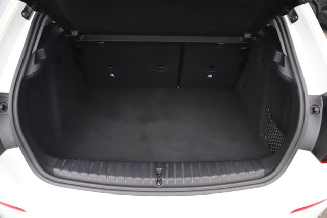BMW 1-SERIE 116i Lesauto ! Sportstoelen Navigatie LED Carplay Android Parkeersensoren Climate Cruise Control LMV