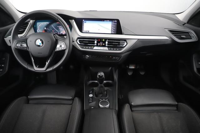 BMW 1-SERIE 116i Lesauto ! Sportstoelen Navigatie LED Carplay Android Parkeersensoren Climate Cruise Control LMV