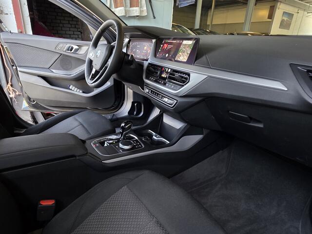 BMW 1-SERIE 118i AUT! NL auto! Camera! Carplay/Android! Navigatie! SUMMER SALE!