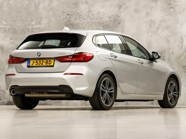 BMW 1-SERIE 118i Sport Automaat (APPLE CARPLAY, GROOT NAVI, CLIMATE, LEDER, SPORTSTOELEN, PARKEERSENSOREN, CRUISE, LANE ASSIST, NIEUWSTAAT)