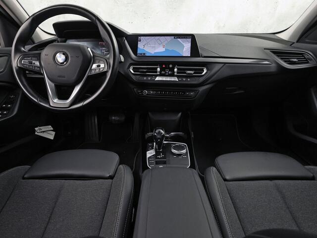 BMW 1-SERIE 118i Sport Automaat (APPLE CARPLAY, GROOT NAVI, CLIMATE, LEDER, SPORTSTOELEN, PARKEERSENSOREN, CRUISE, LANE ASSIST, NIEUWSTAAT)