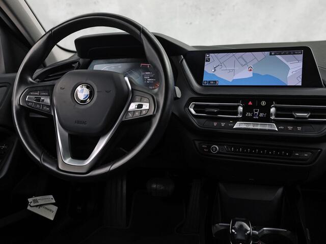 BMW 1-SERIE 118i Sport Automaat (APPLE CARPLAY, GROOT NAVI, CLIMATE, LEDER, SPORTSTOELEN, PARKEERSENSOREN, CRUISE, LANE ASSIST, NIEUWSTAAT)