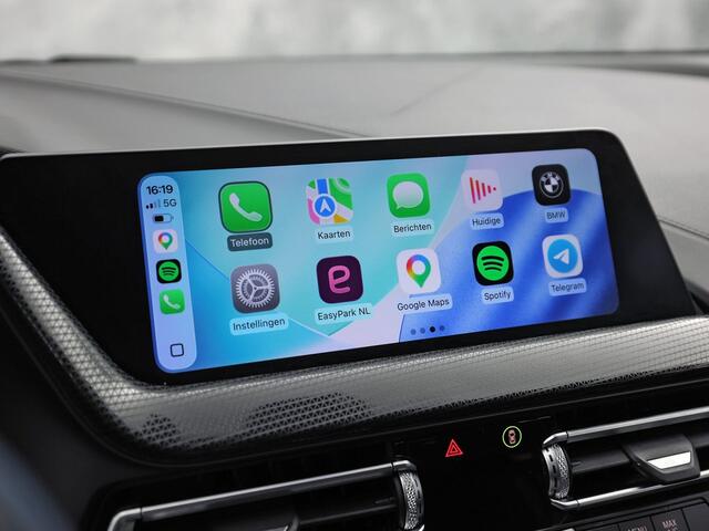 BMW 1-SERIE 118i Sport Automaat (APPLE CARPLAY, GROOT NAVI, CLIMATE, LEDER, SPORTSTOELEN, PARKEERSENSOREN, CRUISE, LANE ASSIST, NIEUWSTAAT)