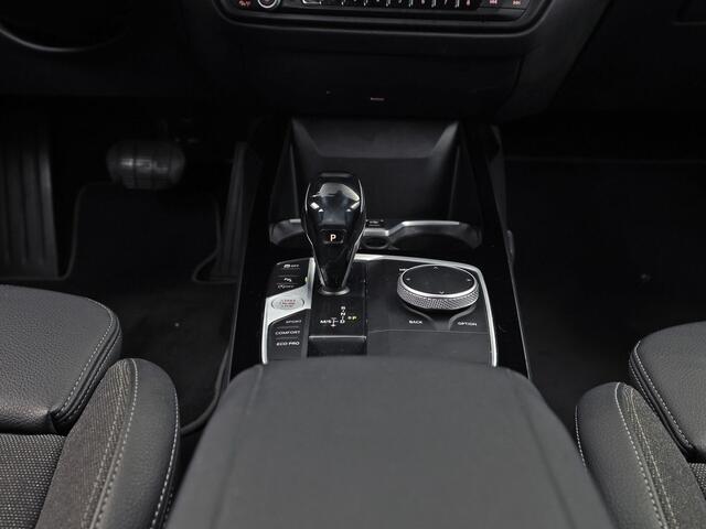 BMW 1-SERIE 118i Sport Automaat (APPLE CARPLAY, GROOT NAVI, CLIMATE, LEDER, SPORTSTOELEN, PARKEERSENSOREN, CRUISE, LANE ASSIST, NIEUWSTAAT)