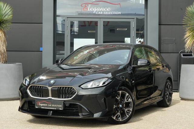 BMW 1-SERIE 120 M Sport Design | 156 PK | Adaptieve Cruise Control | Automaat | Camera | BMW 120 M Sport Design 156 PK met 1.5 driecilinder benzinemotor en 48V Mild Hybrid-technologie, gekoppeld aan een 7-traps Steptronic automaat met dubbele koppeling. Sportief uitgevoerd met M