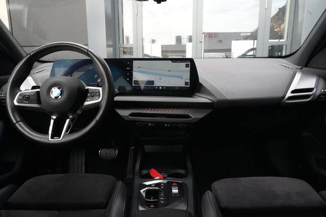 BMW 1-SERIE 120 M Sport Design | 156 PK | Adaptieve Cruise Control | Automaat | Camera | BMW 120 M Sport Design 156 PK met 1.5 driecilinder benzinemotor en 48V Mild Hybrid-technologie, gekoppeld aan een 7-traps Steptronic automaat met dubbele koppeling. Sportief uitgevoerd met M
