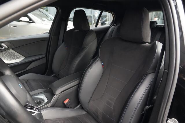 BMW 1-SERIE 120 M Sport Design | 156 PK | Adaptieve Cruise Control | Automaat | Camera | BMW 120 M Sport Design 156 PK met 1.5 driecilinder benzinemotor en 48V Mild Hybrid-technologie, gekoppeld aan een 7-traps Steptronic automaat met dubbele koppeling. Sportief uitgevoerd met M