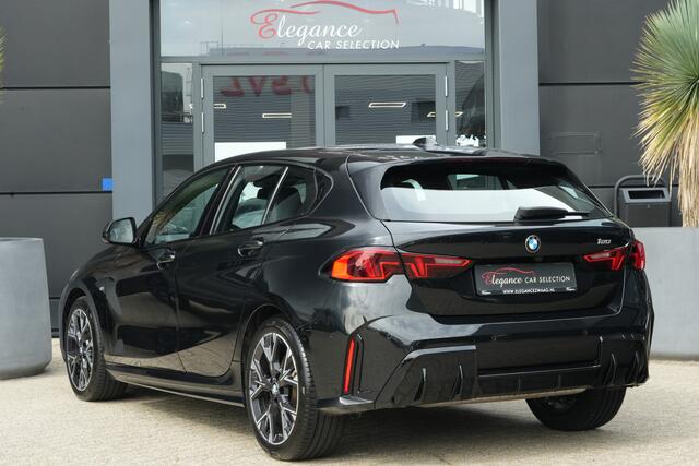 BMW 1-SERIE 120 M Sport Design | 156 PK | Adaptieve Cruise Control | Automaat | Camera | BMW 120 M Sport Design 156 PK met 1.5 driecilinder benzinemotor en 48V Mild Hybrid-technologie, gekoppeld aan een 7-traps Steptronic automaat met dubbele koppeling. Sportief uitgevoerd met M