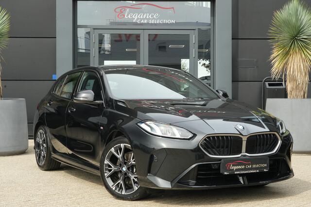 BMW 1-SERIE 120 M Sport Design | 156 PK | Adaptieve Cruise Control | Automaat | Camera | BMW 120 M Sport Design 156 PK met 1.5 driecilinder benzinemotor en 48V Mild Hybrid-technologie, gekoppeld aan een 7-traps Steptronic automaat met dubbele koppeling. Sportief uitgevoerd met M