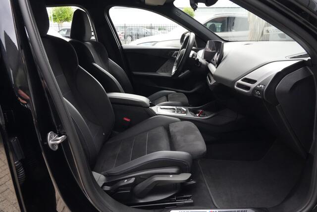 BMW 1-SERIE 120 M Sport Design | 156 PK | Adaptieve Cruise Control | Automaat | Camera | BMW 120 M Sport Design 156 PK met 1.5 driecilinder benzinemotor en 48V Mild Hybrid-technologie, gekoppeld aan een 7-traps Steptronic automaat met dubbele koppeling. Sportief uitgevoerd met M