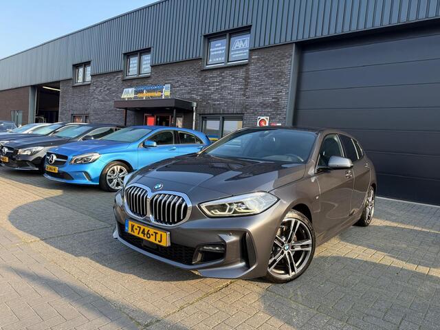 BMW 1-SERIE 116d Executive | 1E EIGENAAR | 3/6/12MND GARANTIE | AUTOMAAT | LED | CARPLAY | SFEERVERLICHTING | CRUISE | AIRCO |