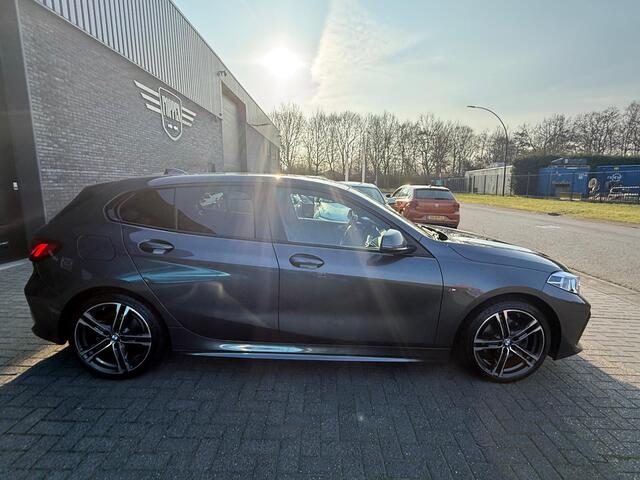 BMW 1-SERIE 116d Executive | 1E EIGENAAR | 3/6/12MND GARANTIE | AUTOMAAT | LED | CARPLAY | SFEERVERLICHTING | CRUISE | AIRCO |