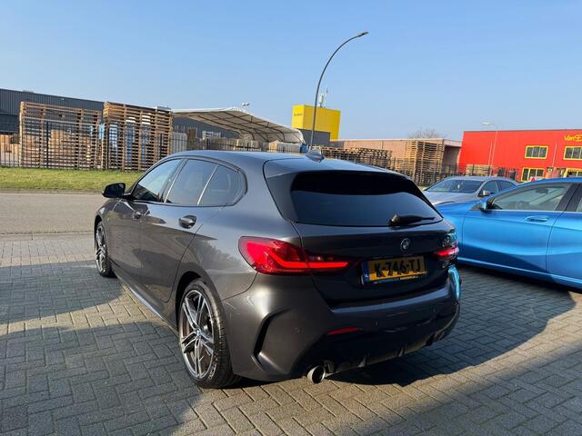 BMW 1-SERIE 116d Executive | 1E EIGENAAR | 3/6/12MND GARANTIE | AUTOMAAT | LED | CARPLAY | SFEERVERLICHTING | CRUISE | AIRCO |