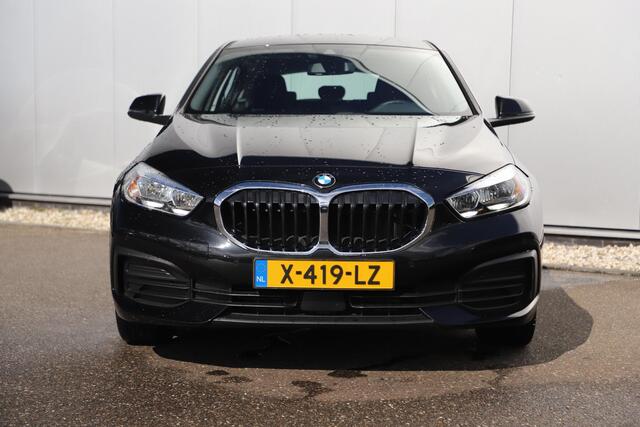 BMW 1-SERIE 118i 136PK Automaat Navigatie Carplay Android Stoelverwarming 17 inch LMV Cruise Parkeersensor LED