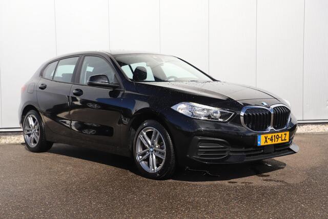 BMW 1-SERIE 118i 136PK Automaat Navigatie Carplay Android Stoelverwarming 17 inch LMV Cruise Parkeersensor LED