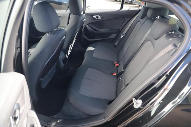 BMW 1-SERIE 118i 136PK Automaat Navigatie Carplay Android Stoelverwarming 17 inch LMV Cruise Parkeersensor LED