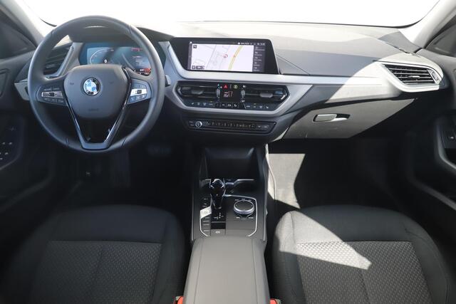 BMW 1-SERIE 118i 136PK Automaat Navigatie Carplay Android Stoelverwarming 17 inch LMV Cruise Parkeersensor LED