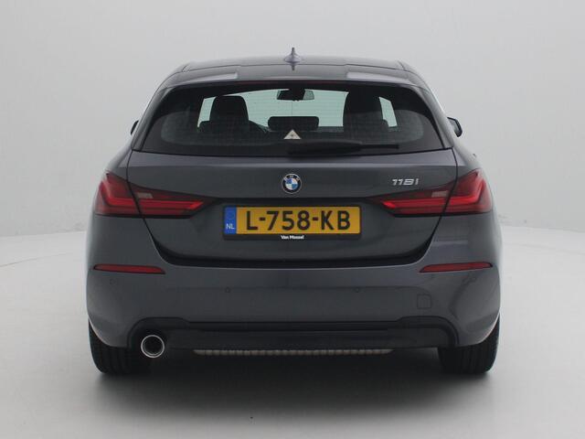 BMW 1-SERIE 118i Business Edition | Apple carplay & Android auto | Parkeersensoren voor & achter | Sportstoelen | Stoelverwarming | Climate control | Cruise control |
