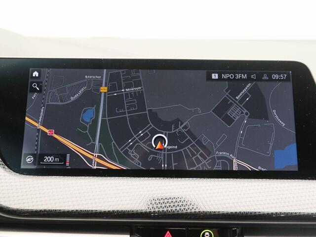 BMW 1-SERIE 118i Business Edition | Apple carplay & Android auto | Parkeersensoren voor & achter | Sportstoelen | Stoelverwarming | Climate control | Cruise control |