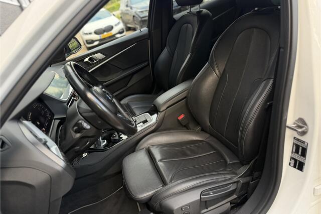 BMW 1-SERIE 118i | Sportleder | Stoel + Stuurverwarming | Comfort Access | Live Cockpit Pro | Carplay