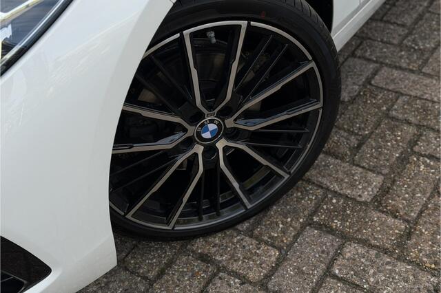 BMW 1-SERIE 118i | Sportleder | Stoel + Stuurverwarming | Comfort Access | Live Cockpit Pro | Carplay