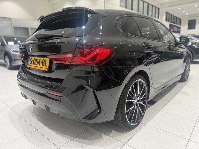 BMW 1-SERIE 118i Introduction Edition | M-Sport | Panoramadak | Camera | Stoelverwarming |