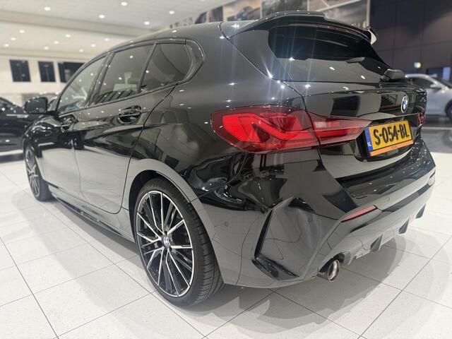 BMW 1-SERIE 118i Introduction Edition | M-Sport | Panoramadak | Camera | Stoelverwarming |