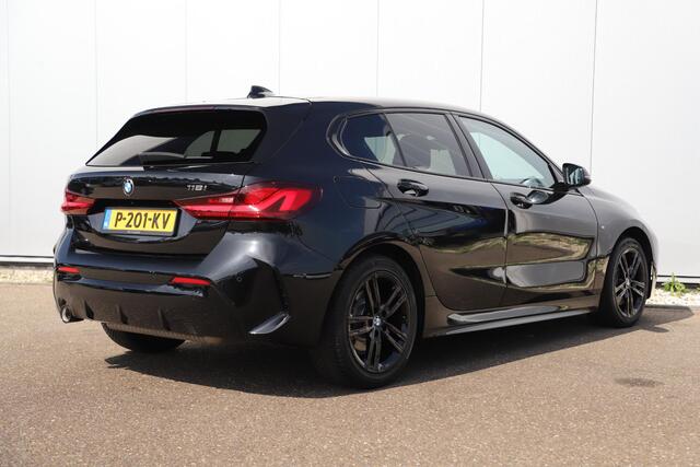 BMW 1-SERIE 118i Business Edition M Sport Automaat Black Optic Virtual Cockpit Sfeerverlichting Navigatie Carplay Android Sportstoelen Clima Cruise PDC