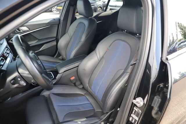 BMW 1-SERIE 118i Business Edition M Sport Automaat Black Optic Virtual Cockpit Sfeerverlichting Navigatie Carplay Android Sportstoelen Clima Cruise PDC