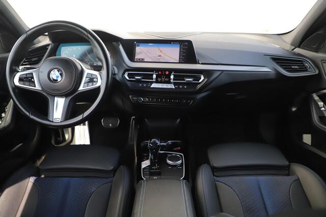 BMW 1-SERIE 118i Business Edition M Sport Automaat Black Optic Virtual Cockpit Sfeerverlichting Navigatie Carplay Android Sportstoelen Clima Cruise PDC