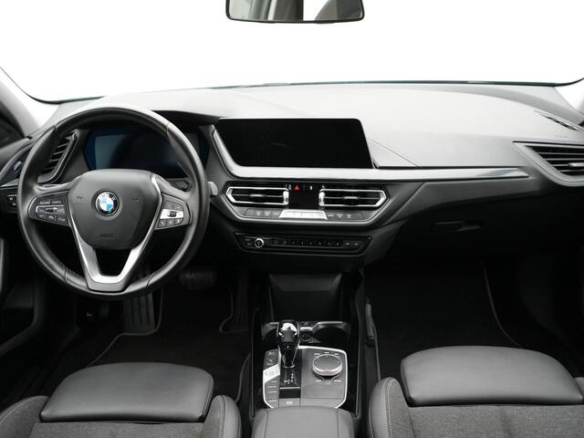 BMW 1-SERIE 116i Executive Edition automaat | Apple Carplay | Navigatie | Sportstuur | Acheruitrij camera | Parkeersensoren voor en achter | Spraakbediening |