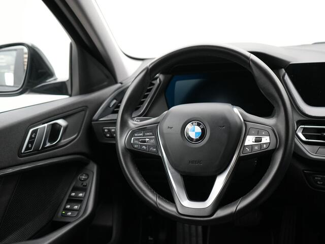 BMW 1-SERIE 116i Executive Edition automaat | Apple Carplay | Navigatie | Sportstuur | Acheruitrij camera | Parkeersensoren voor en achter | Spraakbediening |
