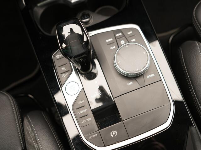 BMW 1-SERIE 116i Executive Edition automaat | Apple Carplay | Navigatie | Sportstuur | Acheruitrij camera | Parkeersensoren voor en achter | Spraakbediening |