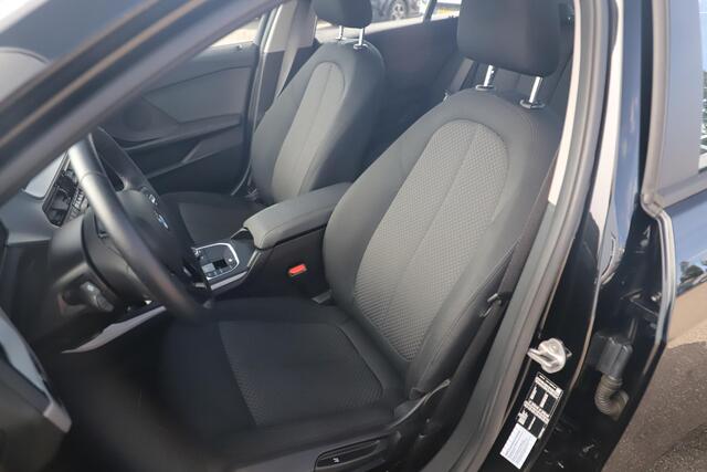 BMW 1-SERIE 118i Automaat LED Navigatie Carplay Android Climate Cruise Control LMV Parkeersensor