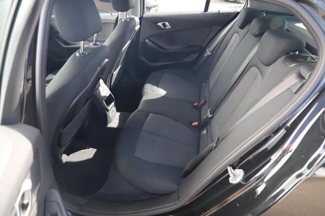 BMW 1-SERIE 118i Automaat LED Navigatie Carplay Android Climate Cruise Control LMV Parkeersensor