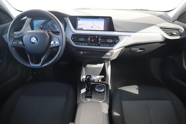 BMW 1-SERIE 118i Automaat LED Navigatie Carplay Android Climate Cruise Control LMV Parkeersensor
