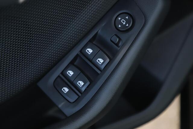 BMW 1-SERIE 118i Automaat LED Navigatie Carplay Android Climate Cruise Control LMV Parkeersensor