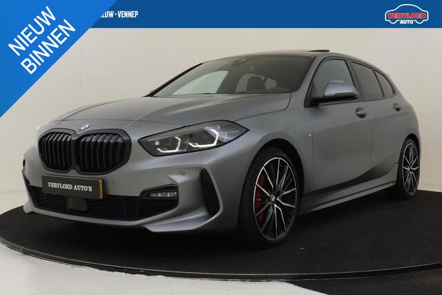 BMW 1-SERIE 118I M SPORT *VOL!* -PANO.DAK|HARMAN/KARDON|HEAD-UP DISP.|SPORTSTOELEN|FROZEN|CAMERA|KEYLESS|ADAP.LED|MEMORY|ADAP.CRUISE|TREKHAAK|19"