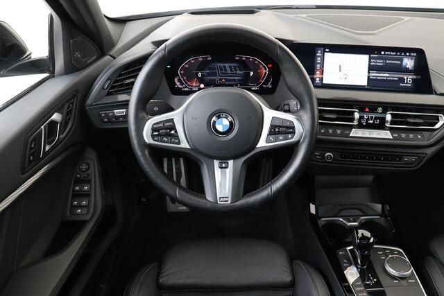 BMW 1-SERIE 118I M SPORT *VOL!* -PANO.DAK|HARMAN/KARDON|HEAD-UP DISP.|SPORTSTOELEN|FROZEN|CAMERA|KEYLESS|ADAP.LED|MEMORY|ADAP.CRUISE|TREKHAAK|19"