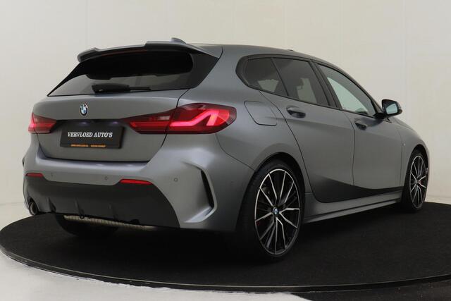 BMW 1-SERIE 118I M SPORT *VOL!* -PANO.DAK|HARMAN/KARDON|HEAD-UP DISP.|SPORTSTOELEN|FROZEN|CAMERA|KEYLESS|ADAP.LED|MEMORY|ADAP.CRUISE|TREKHAAK|19"