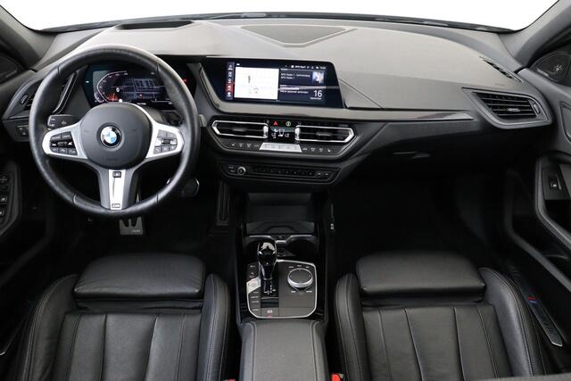 BMW 1-SERIE 118I M SPORT *VOL!* -PANO.DAK|HARMAN/KARDON|HEAD-UP DISP.|SPORTSTOELEN|FROZEN|CAMERA|KEYLESS|ADAP.LED|MEMORY|ADAP.CRUISE|TREKHAAK|19"