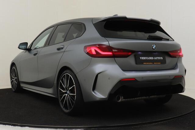 BMW 1-SERIE 118I M SPORT *VOL!* -PANO.DAK|HARMAN/KARDON|HEAD-UP DISP.|SPORTSTOELEN|FROZEN|CAMERA|KEYLESS|ADAP.LED|MEMORY|ADAP.CRUISE|TREKHAAK|19"