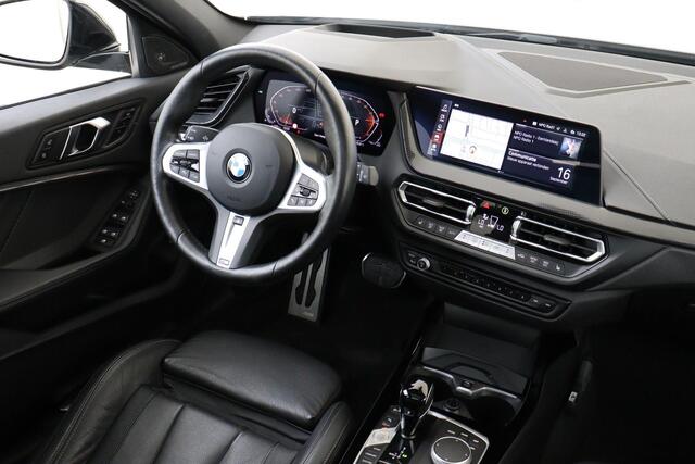 BMW 1-SERIE 118I M SPORT *VOL!* -PANO.DAK|HARMAN/KARDON|HEAD-UP DISP.|SPORTSTOELEN|FROZEN|CAMERA|KEYLESS|ADAP.LED|MEMORY|ADAP.CRUISE|TREKHAAK|19"